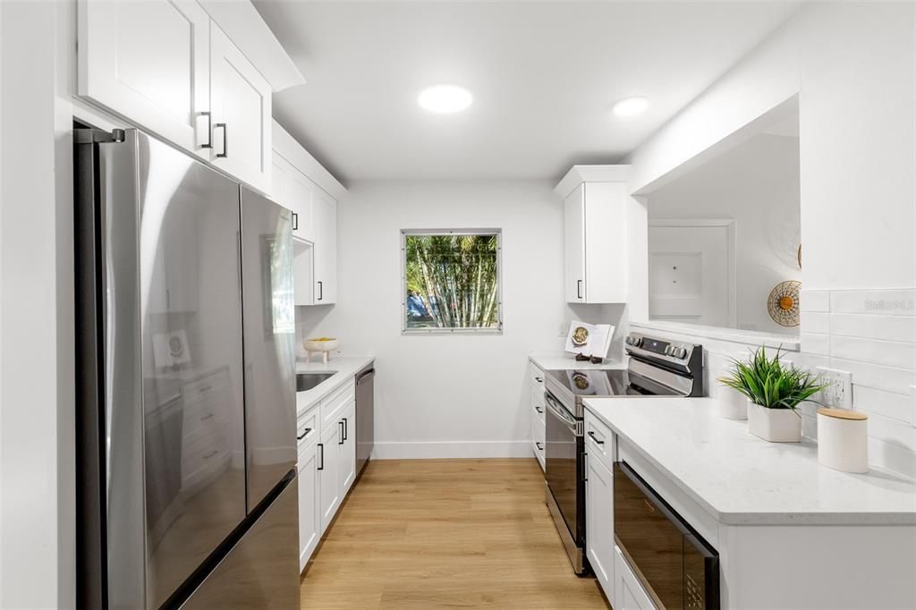 合同活跃: $359,000 (3 贝兹, 1 浴室, 1390 平方英尺)