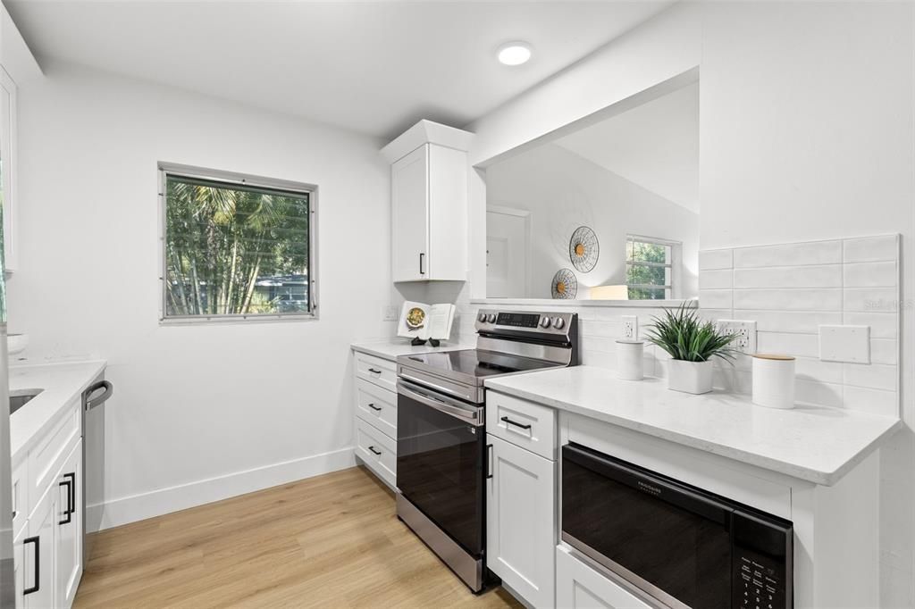 合同活跃: $359,000 (3 贝兹, 1 浴室, 1390 平方英尺)