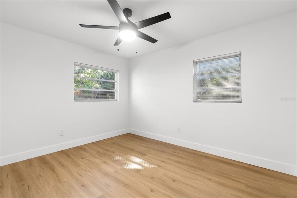 合同活跃: $359,000 (3 贝兹, 1 浴室, 1390 平方英尺)