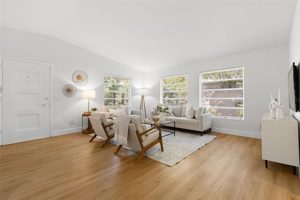 合同活跃: $359,000 (3 贝兹, 1 浴室, 1390 平方英尺)