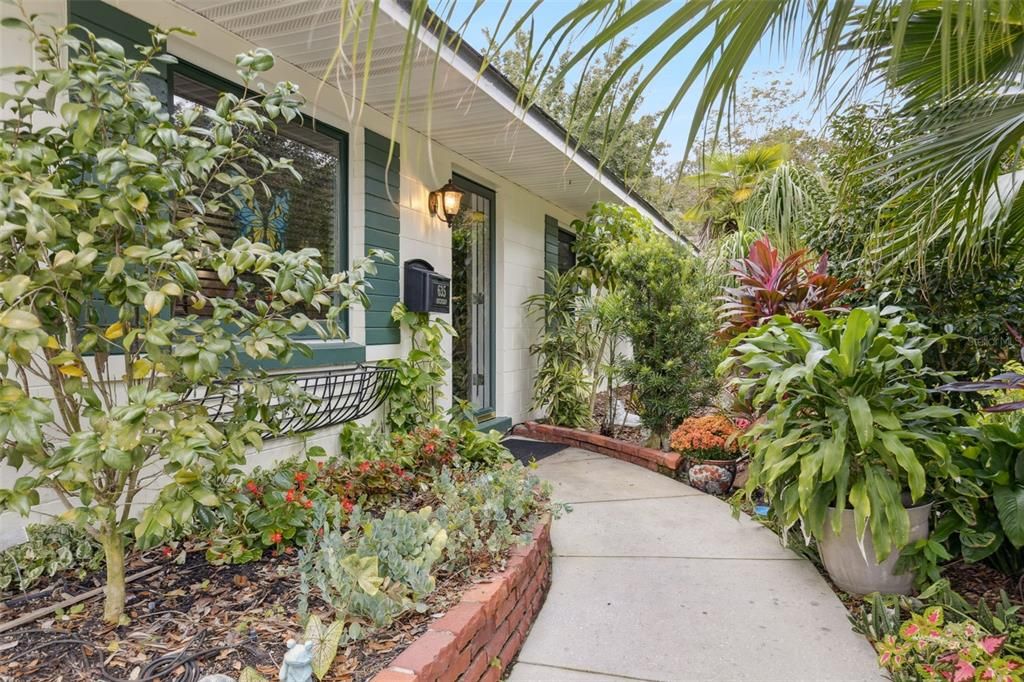 Active With Contract: $385,000 (2 beds, 2 baths, 1000 Square Feet)