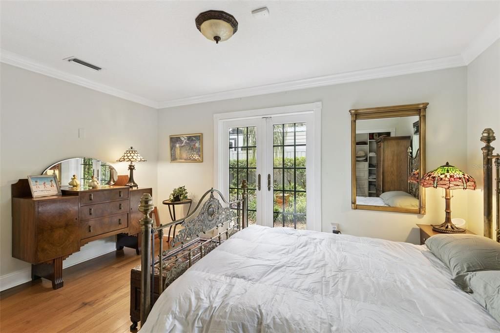 Active With Contract: $385,000 (2 beds, 2 baths, 1000 Square Feet)