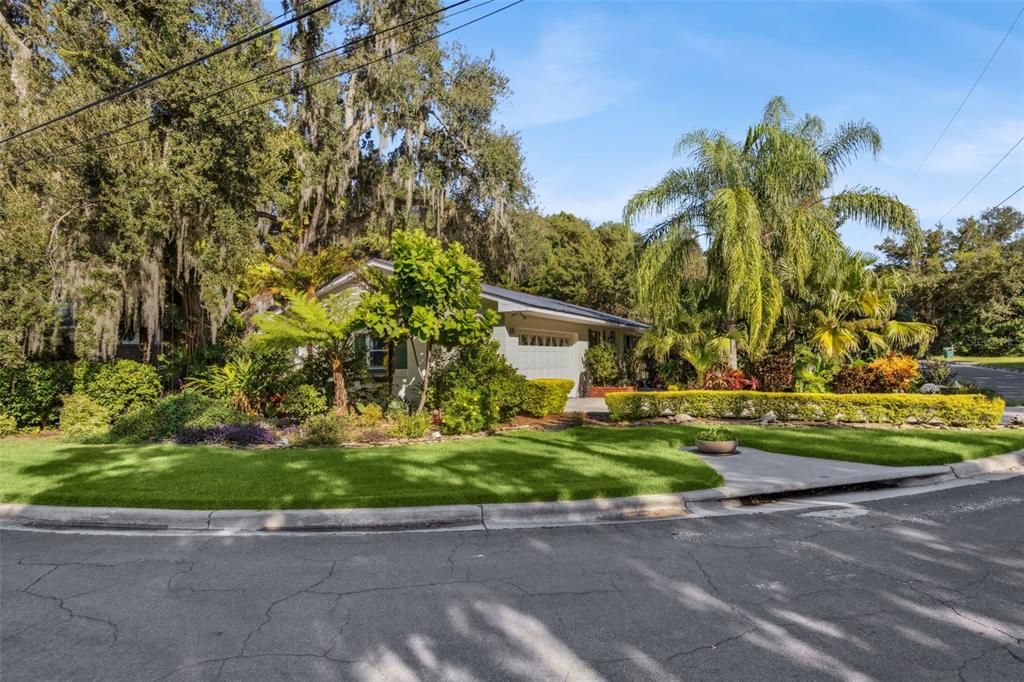 Active With Contract: $385,000 (2 beds, 2 baths, 1000 Square Feet)