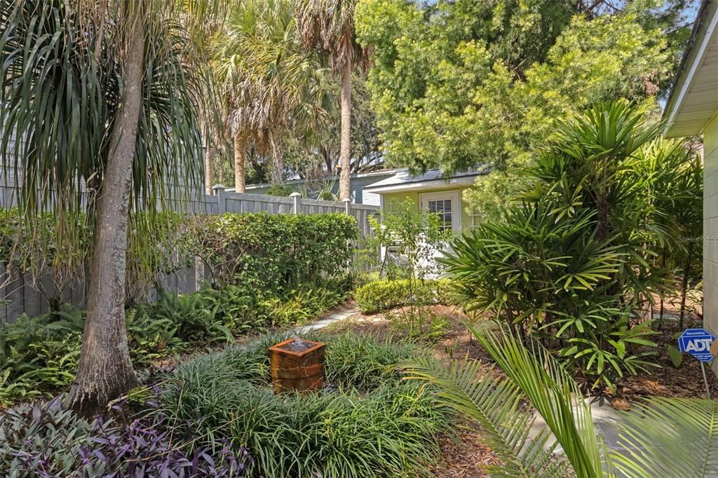 Active With Contract: $385,000 (2 beds, 2 baths, 1000 Square Feet)