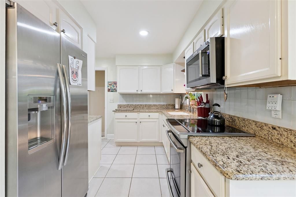 Active With Contract: $385,000 (2 beds, 2 baths, 1000 Square Feet)