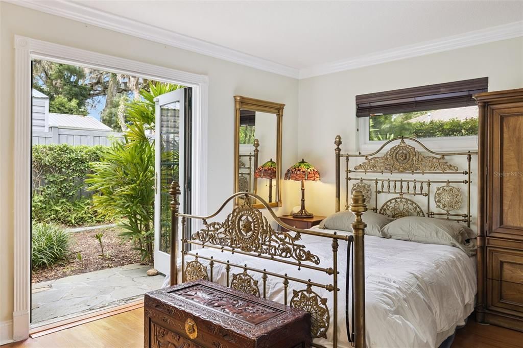 Active With Contract: $385,000 (2 beds, 2 baths, 1000 Square Feet)