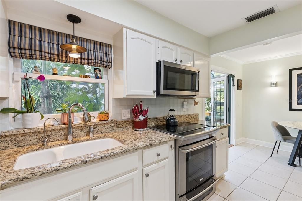 Active With Contract: $385,000 (2 beds, 2 baths, 1000 Square Feet)