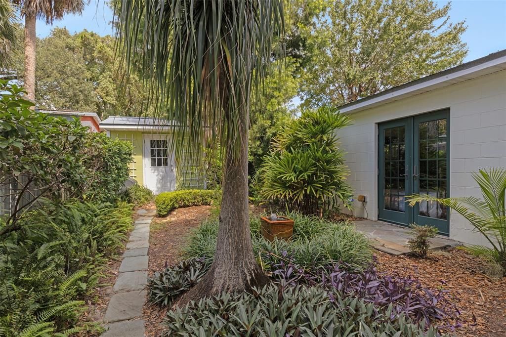 Active With Contract: $385,000 (2 beds, 2 baths, 1000 Square Feet)