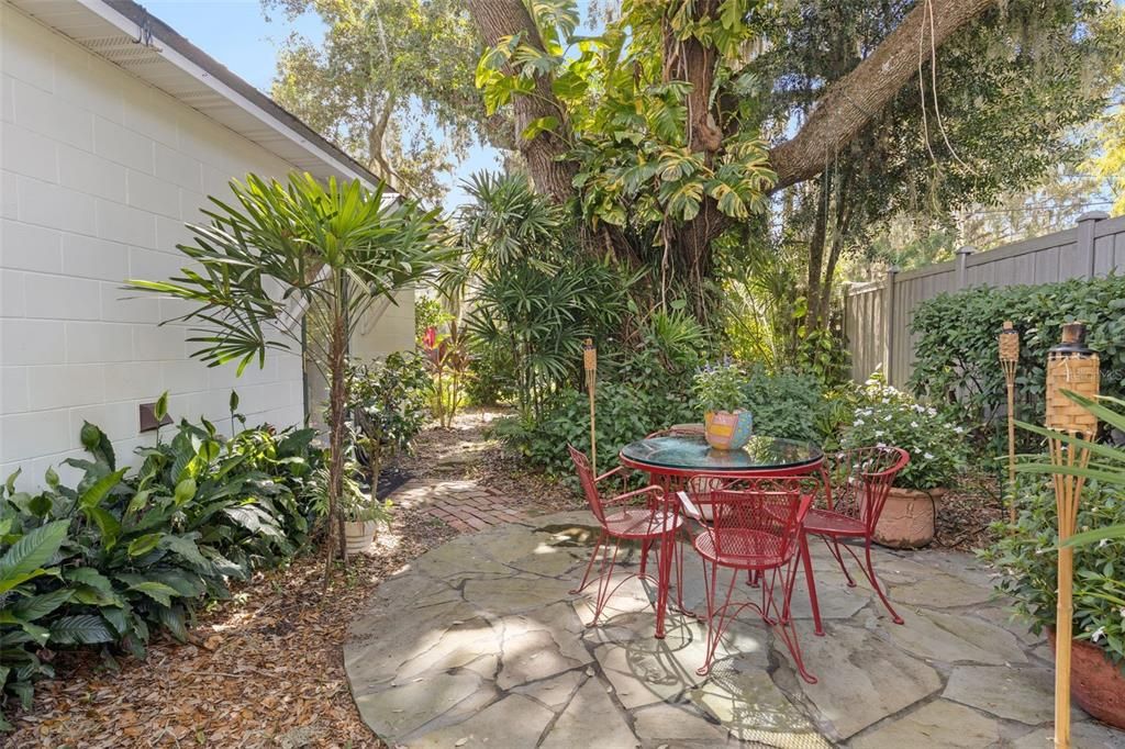 Active With Contract: $385,000 (2 beds, 2 baths, 1000 Square Feet)