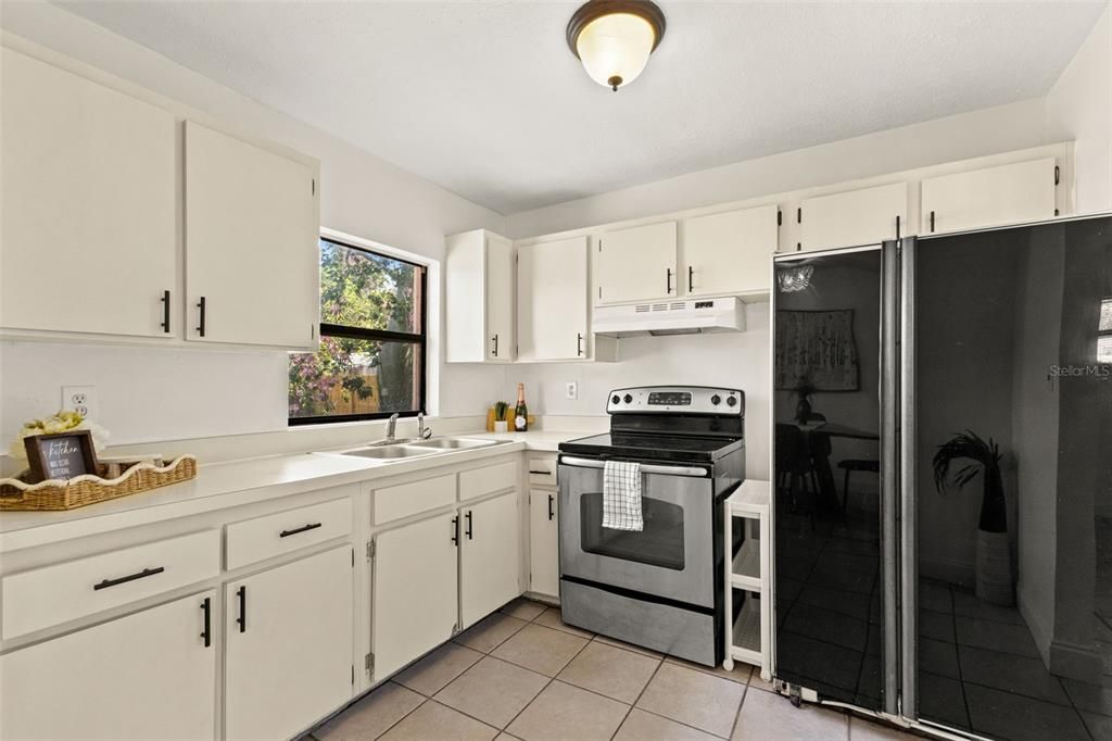 Active With Contract: $260,000 (3 beds, 1 baths, 816 Square Feet)