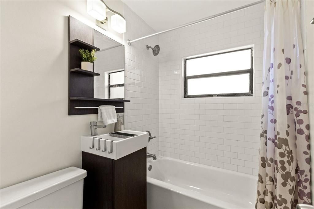 Active With Contract: $260,000 (3 beds, 1 baths, 816 Square Feet)