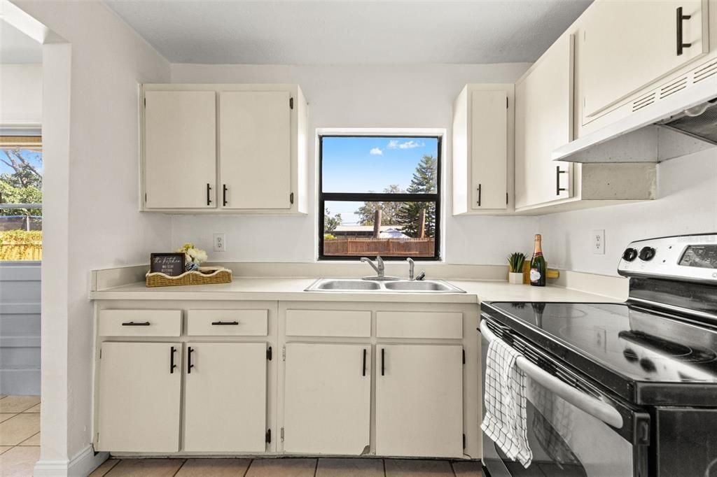 Active With Contract: $260,000 (3 beds, 1 baths, 816 Square Feet)