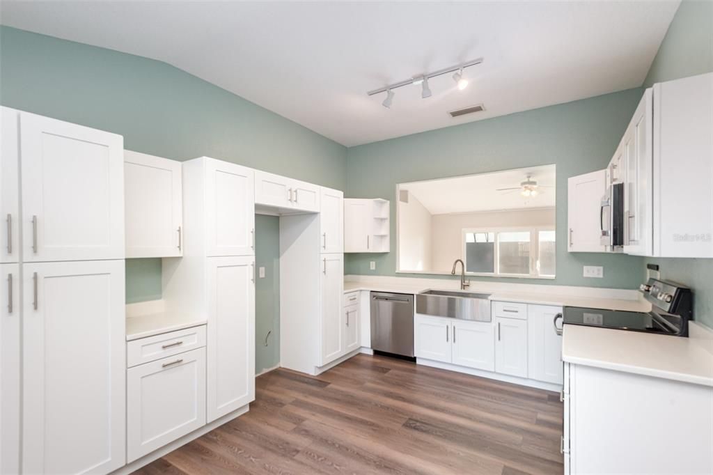 For Sale: $260,000 (3 beds, 2 baths, 1404 Square Feet)