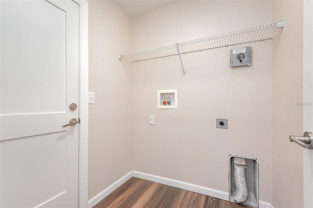 For Sale: $260,000 (3 beds, 2 baths, 1404 Square Feet)