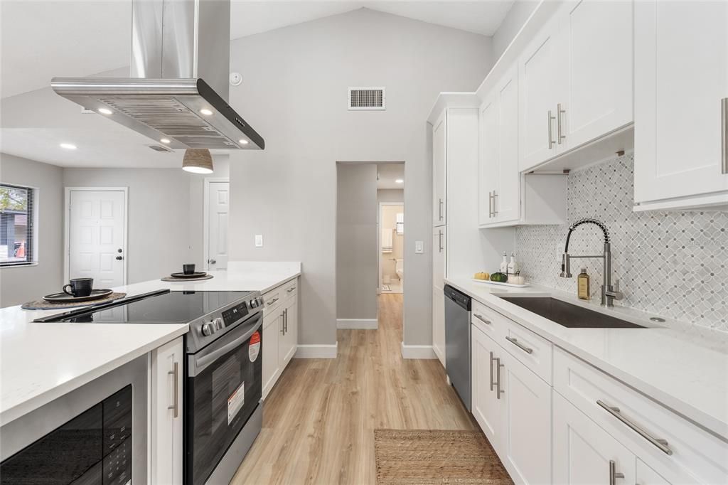 Active With Contract: $298,500 (2 beds, 2 baths, 1248 Square Feet)