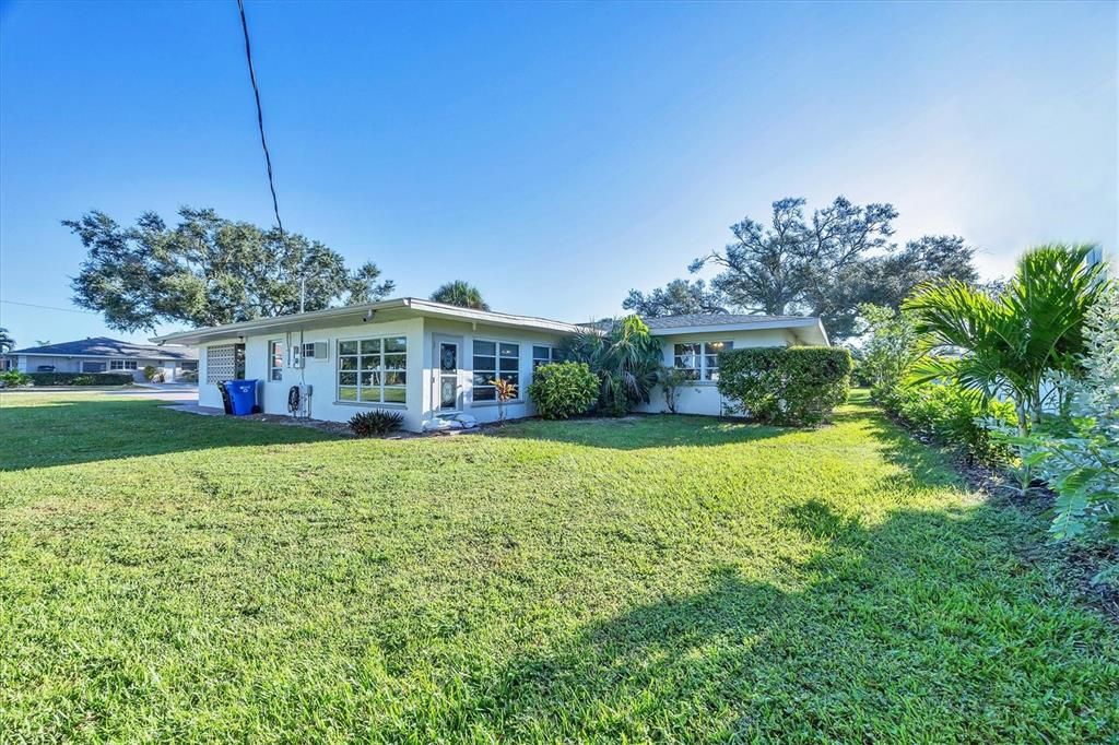 Active With Contract: $655,900 (2 beds, 1 baths, 1417 Square Feet)