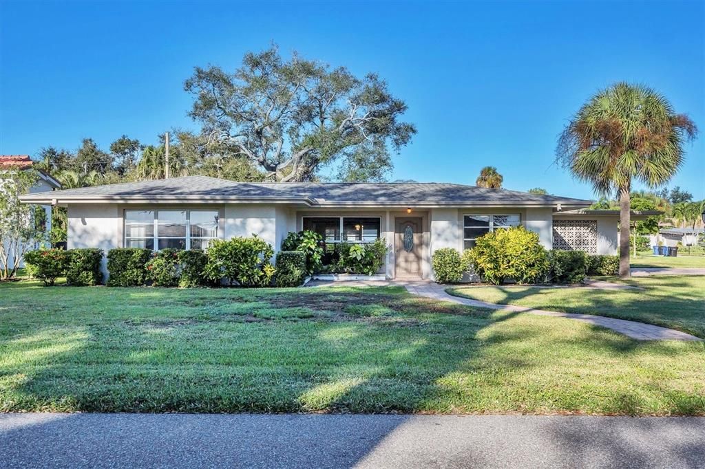 Active With Contract: $655,900 (2 beds, 1 baths, 1417 Square Feet)