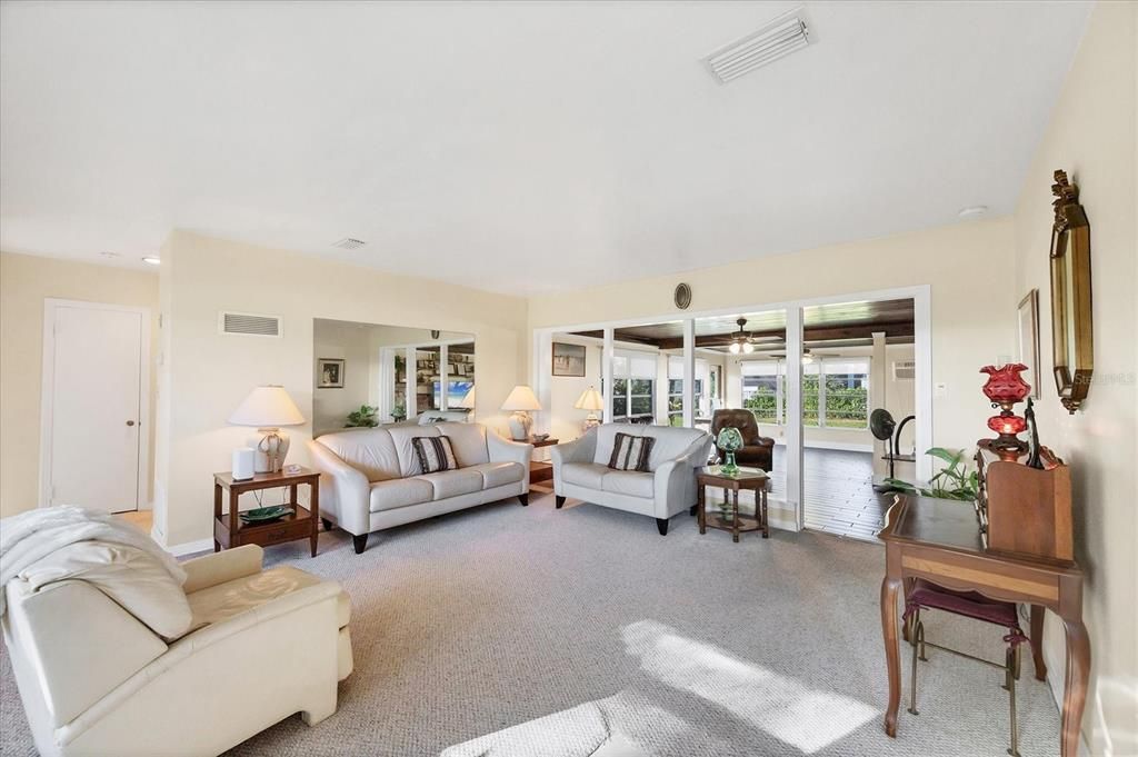 Active With Contract: $655,900 (2 beds, 1 baths, 1417 Square Feet)