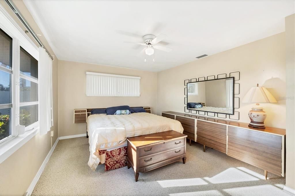 Active With Contract: $655,900 (2 beds, 1 baths, 1417 Square Feet)