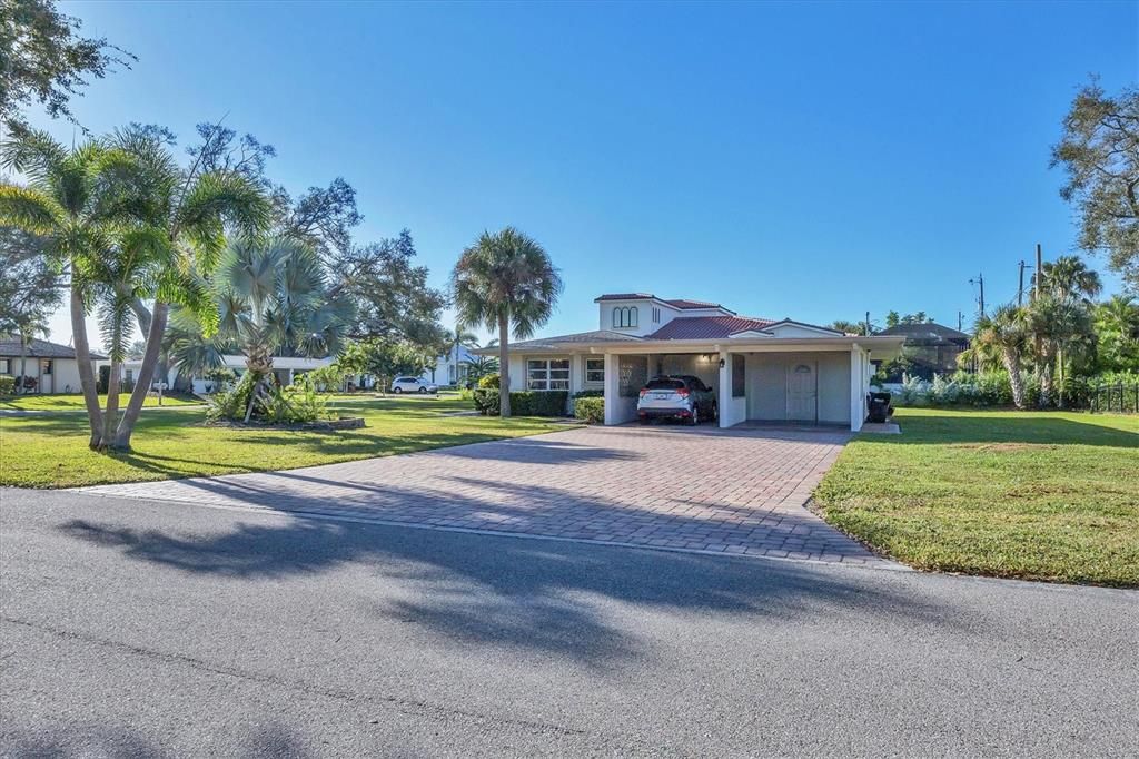 Active With Contract: $655,900 (2 beds, 1 baths, 1417 Square Feet)