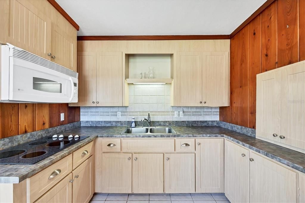 Active With Contract: $655,900 (2 beds, 1 baths, 1417 Square Feet)