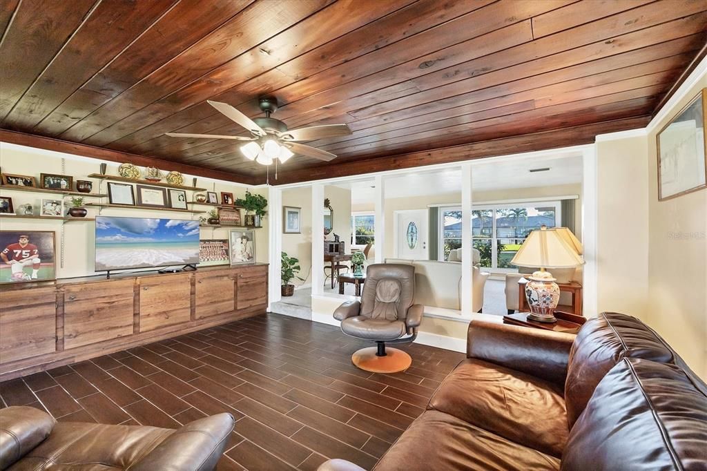 Active With Contract: $655,900 (2 beds, 1 baths, 1417 Square Feet)