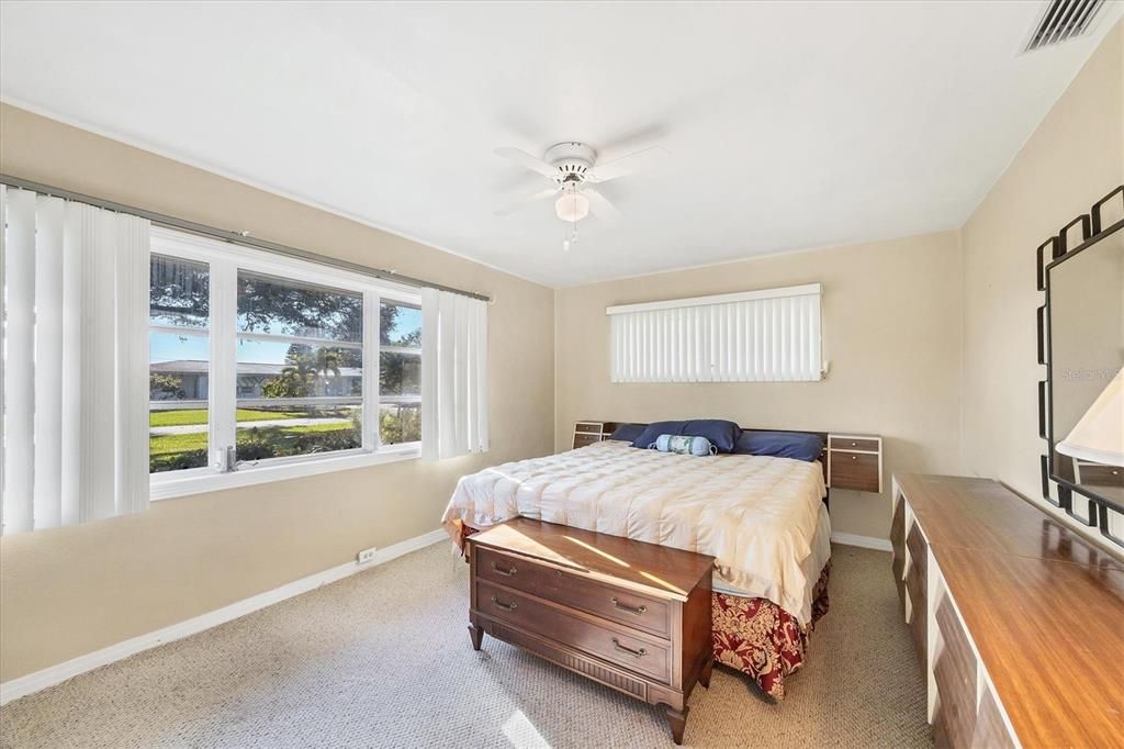 Active With Contract: $655,900 (2 beds, 1 baths, 1417 Square Feet)