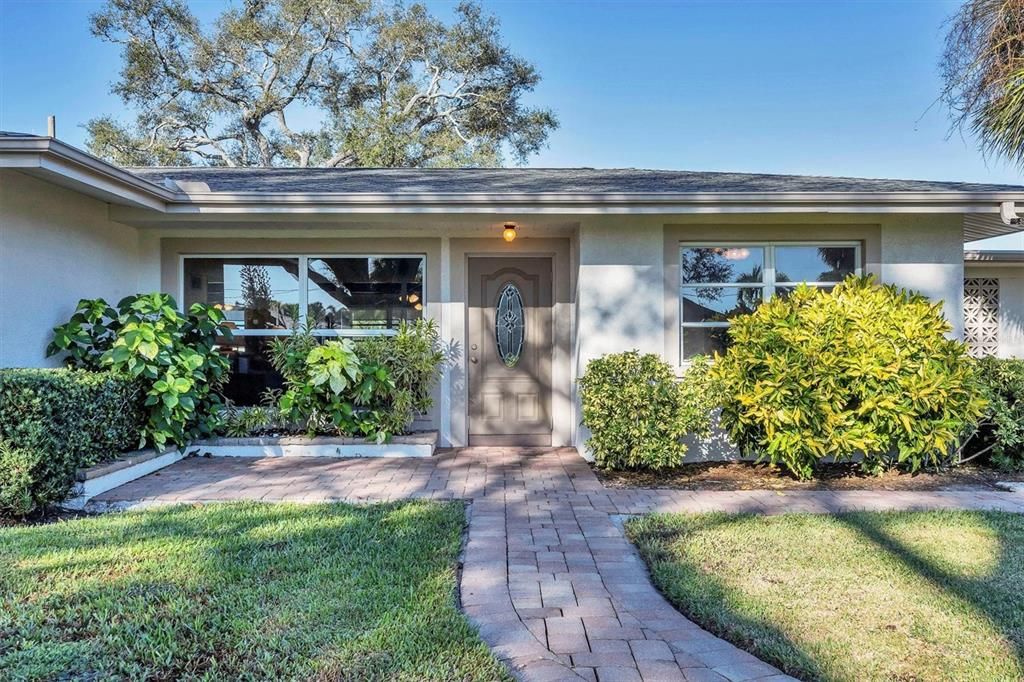 Active With Contract: $655,900 (2 beds, 1 baths, 1417 Square Feet)