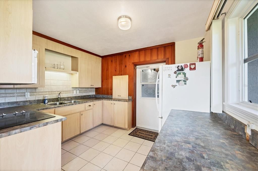 Active With Contract: $655,900 (2 beds, 1 baths, 1417 Square Feet)