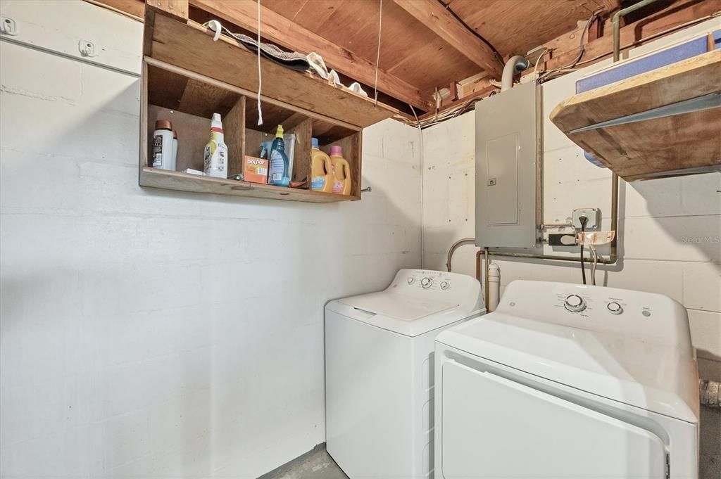 Active With Contract: $655,900 (2 beds, 1 baths, 1417 Square Feet)