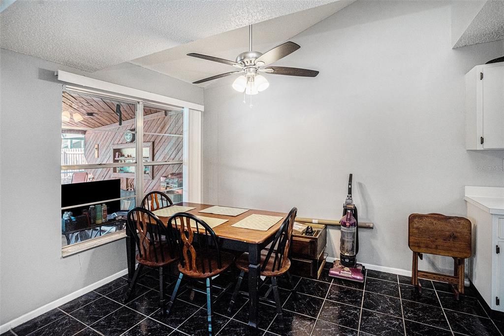 En Venta: $355,000 (3 camas, 2 baños, 1299 Pies cuadrados)