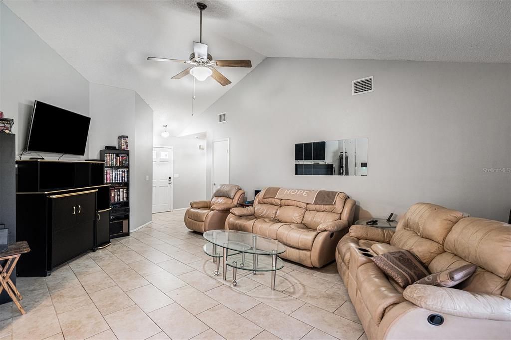 En Venta: $355,000 (3 camas, 2 baños, 1299 Pies cuadrados)