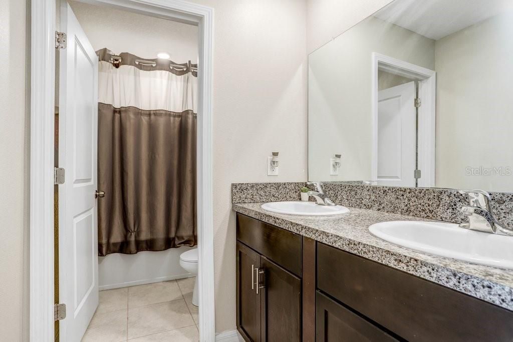 待售: $415,000 (5 贝兹, 2 浴室, 2264 平方英尺)