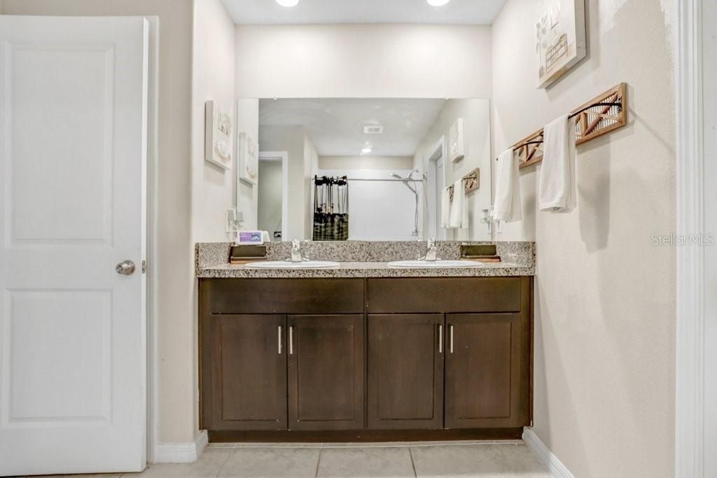 待售: $415,000 (5 贝兹, 2 浴室, 2264 平方英尺)