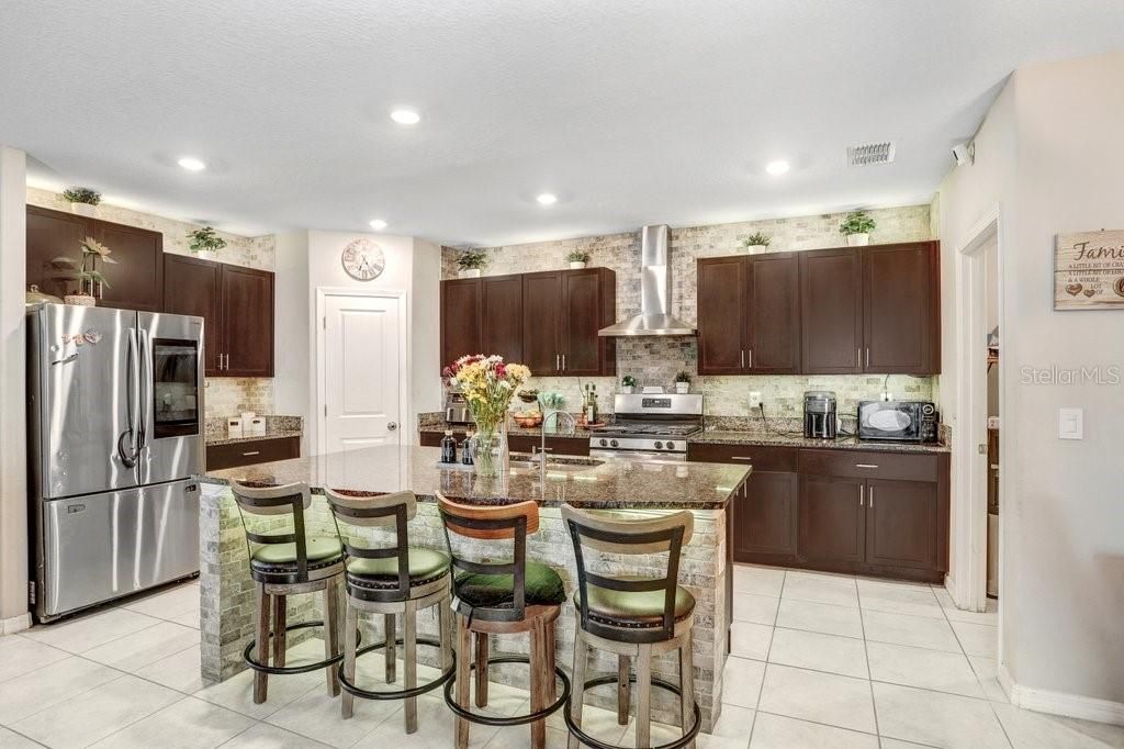 待售: $415,000 (5 贝兹, 2 浴室, 2264 平方英尺)