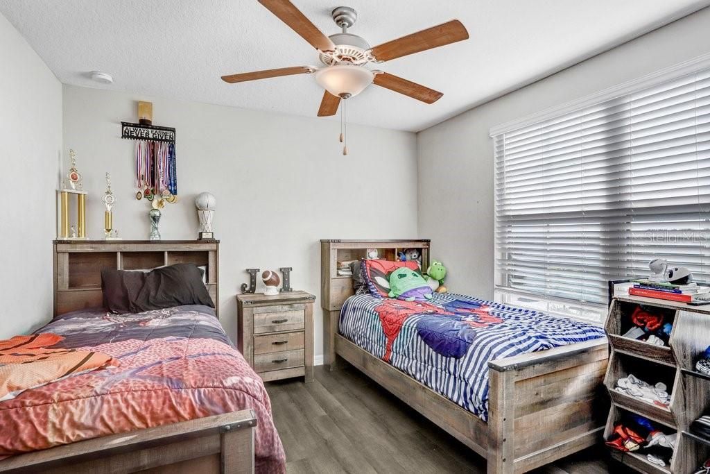 待售: $415,000 (5 贝兹, 2 浴室, 2264 平方英尺)