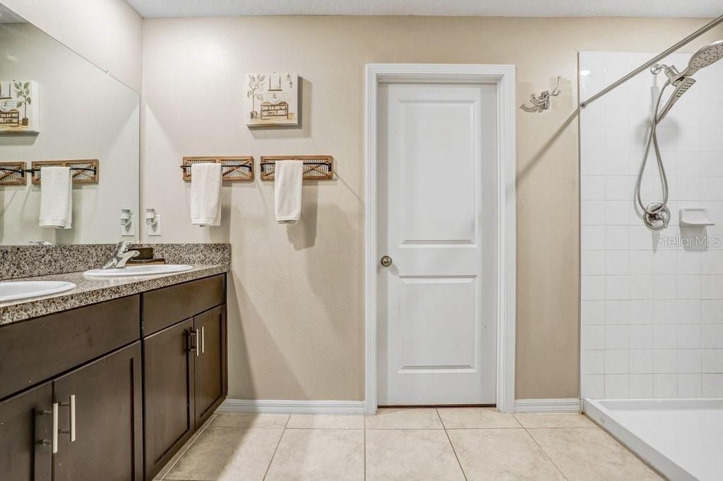 待售: $415,000 (5 贝兹, 2 浴室, 2264 平方英尺)