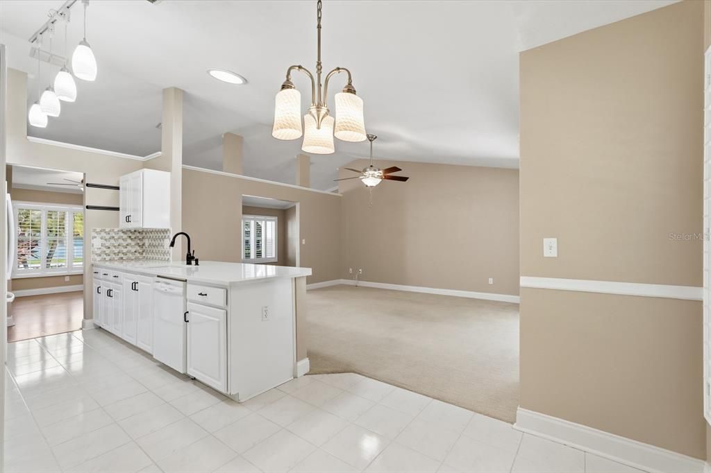 Под контрактом: $350,000 (3 спален, 2 ванн, 1769 Квадратных фут)