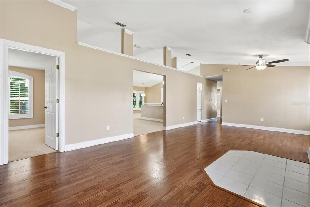 Под контрактом: $350,000 (3 спален, 2 ванн, 1769 Квадратных фут)