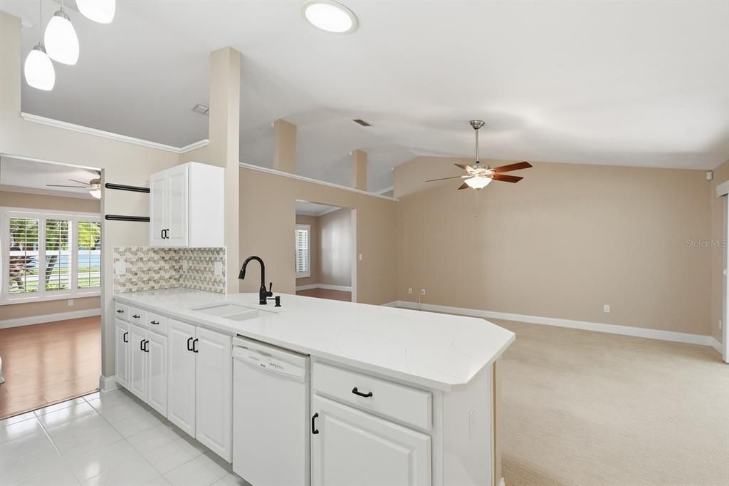 Под контрактом: $350,000 (3 спален, 2 ванн, 1769 Квадратных фут)