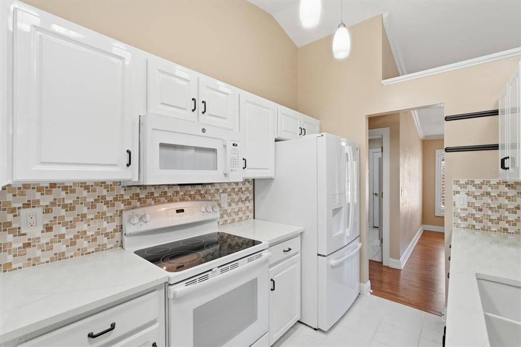 Под контрактом: $350,000 (3 спален, 2 ванн, 1769 Квадратных фут)