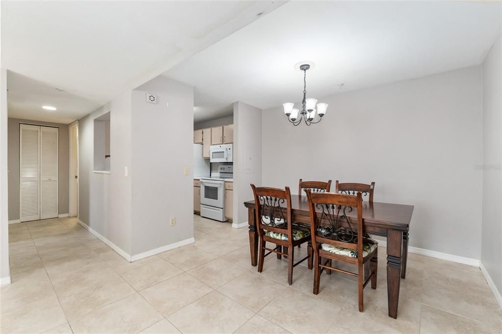 待售: $165,000 (3 贝兹, 2 浴室, 1093 平方英尺)