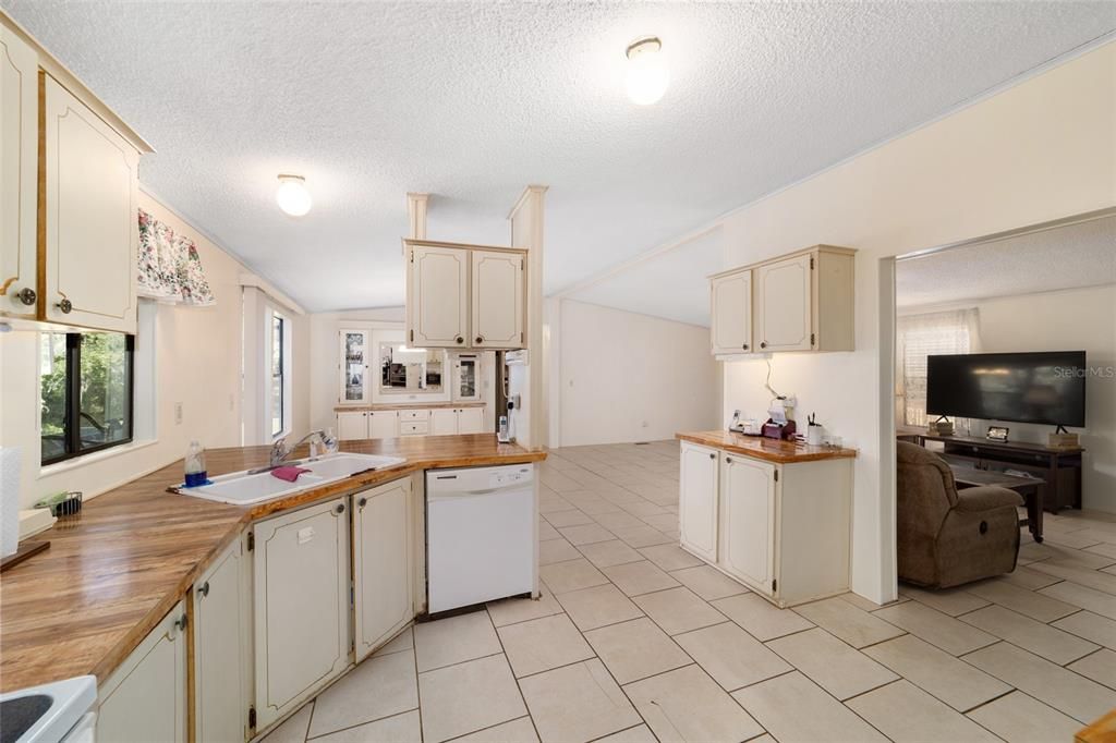 For Sale: $299,000 (3 beds, 2 baths, 1352 Square Feet)