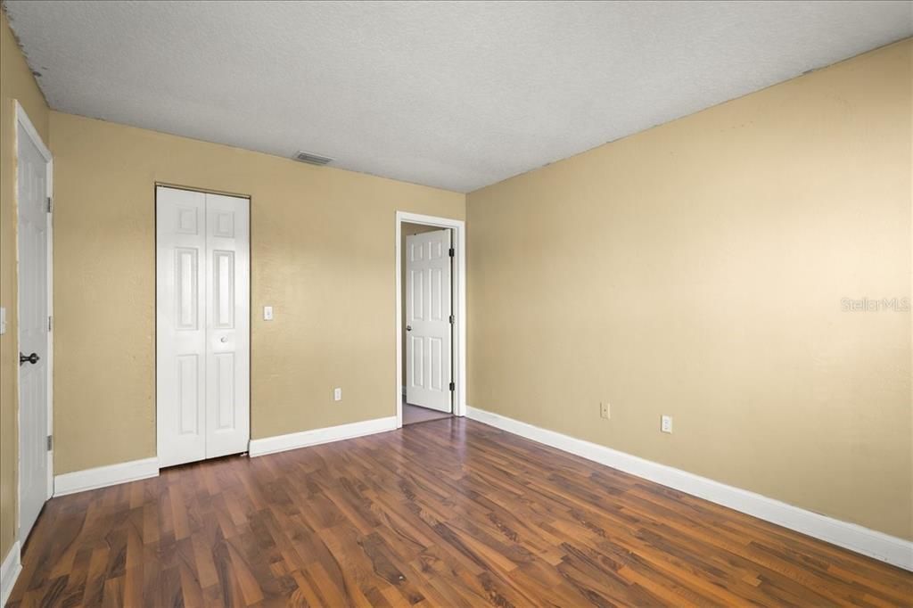 Active With Contract: $225,000 (2 beds, 2 baths, 920 Square Feet)