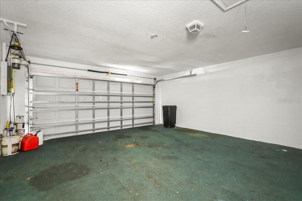 Active With Contract: $225,000 (2 beds, 2 baths, 920 Square Feet)