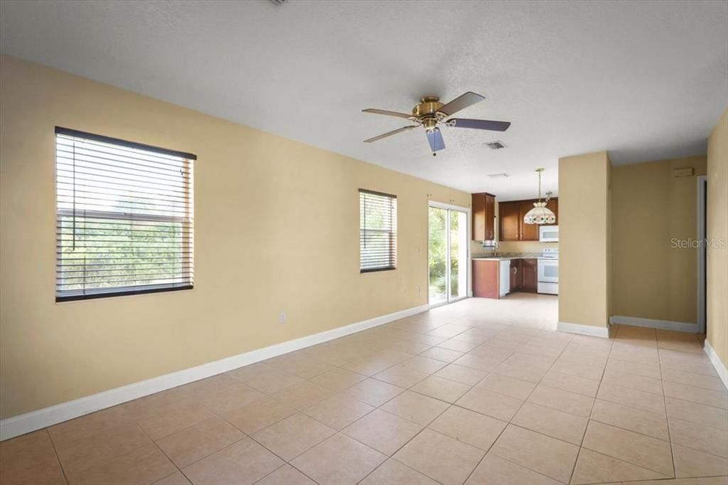 Active With Contract: $225,000 (2 beds, 2 baths, 920 Square Feet)