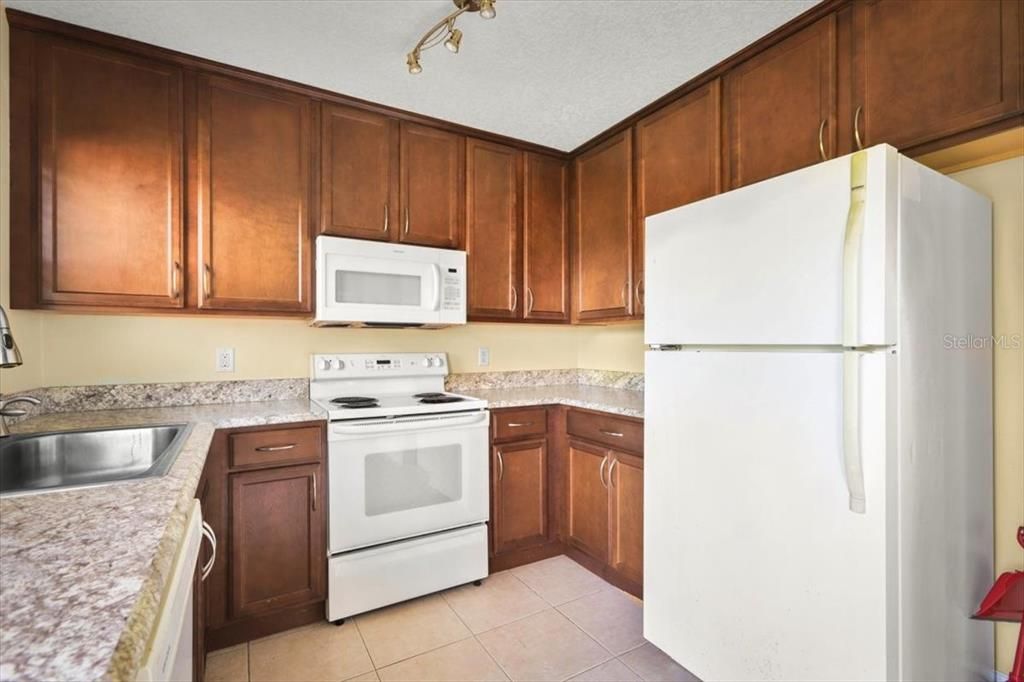 Active With Contract: $225,000 (2 beds, 2 baths, 920 Square Feet)