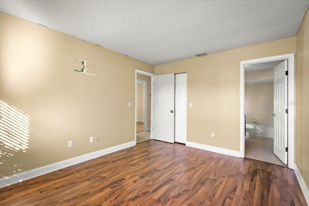 Active With Contract: $225,000 (2 beds, 2 baths, 920 Square Feet)