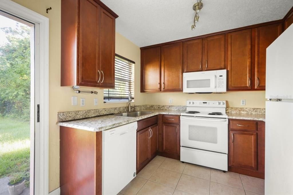 Active With Contract: $225,000 (2 beds, 2 baths, 920 Square Feet)