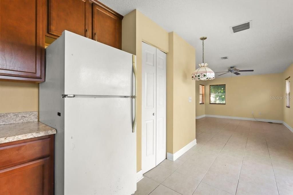 Active With Contract: $225,000 (2 beds, 2 baths, 920 Square Feet)